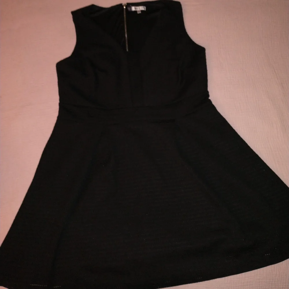 Dress - Picture 1 of 8
